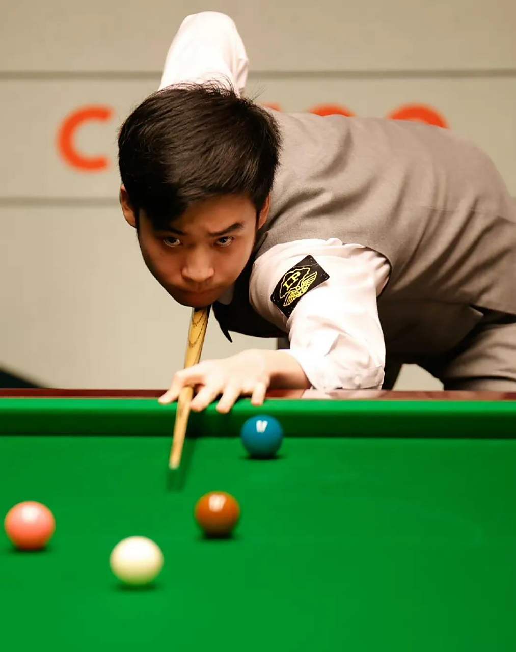 密切关注他 密切关注他